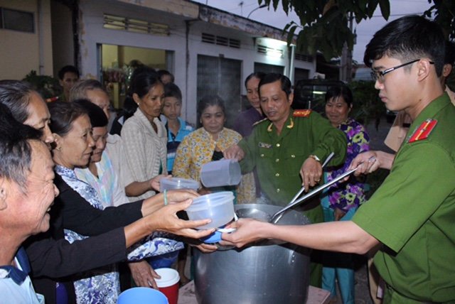 [-]Xúc[-]động[-]nồi[-]cháo[-]của[-]vị[-]đại[-]tá[-]công[-]an[-]​Trần[-]Quyết[-]Liệt